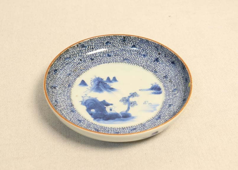 幕末～明治期　古伊万里　染付　見込みに唐人図　微塵唐草文　山水人物図　24cm 幕末～明治期 古伊万里 染付 見込みに唐人図 微塵唐草文 山水人物