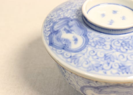 明治前期染付三方に山水窓絵と萩唐草図イゲ縁通り物蒸茶碗