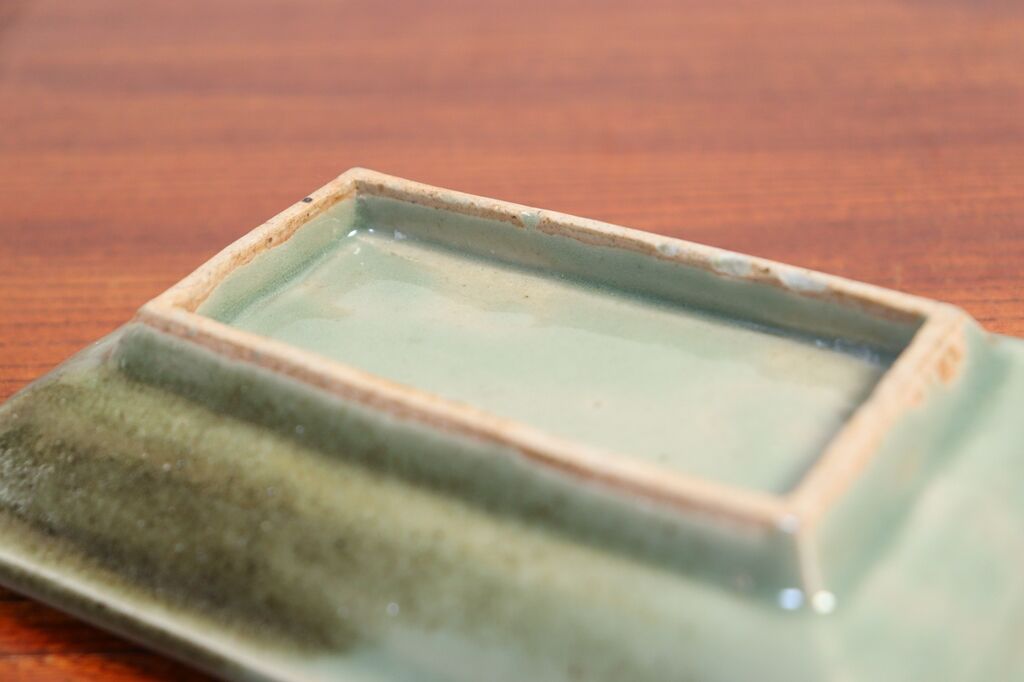 古九谷青磁陽刻牡丹雷紋角皿