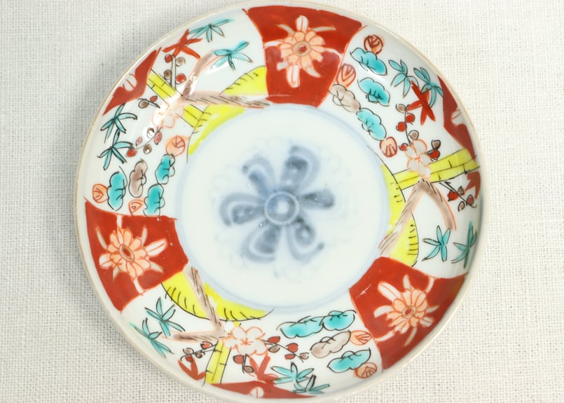 小皿 松竹梅 染付 丸窓 3枚 明治 大正 明治前期色絵三方に松竹梅図小皿②裏絵付け違い | 吉祥寺PukuPuku