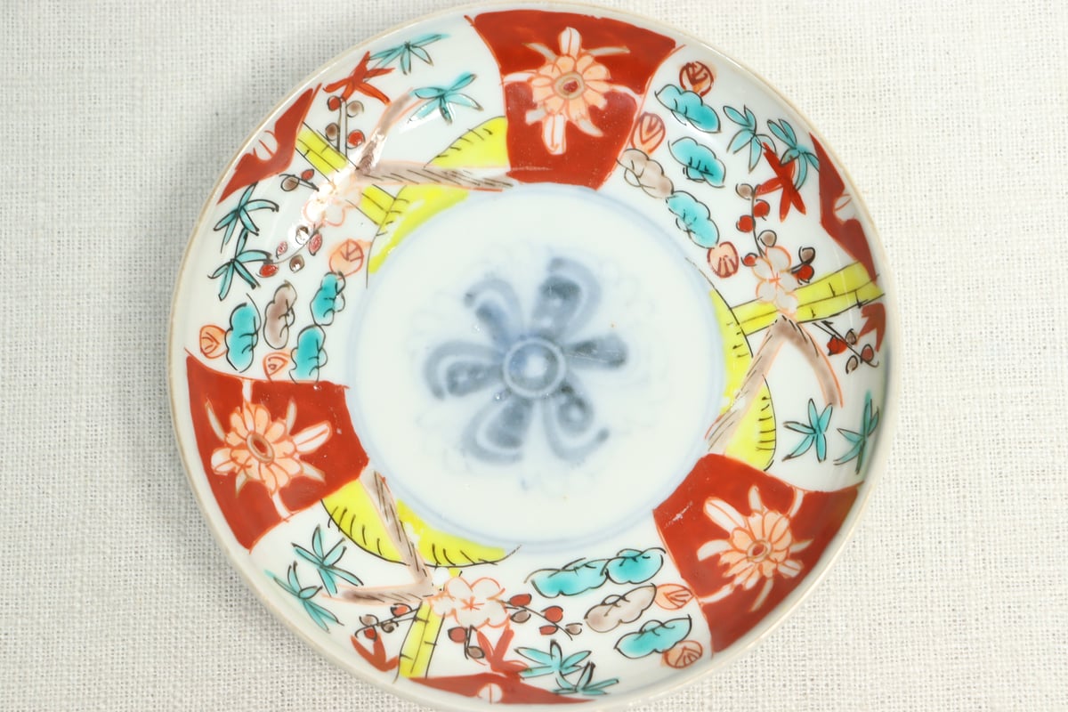 角皿 赤絵 色絵 金彩 松竹梅 4枚 唐草 明治前後 明治前期色絵三方に松竹梅図小皿②裏絵付け違い | 吉祥寺PukuPuku