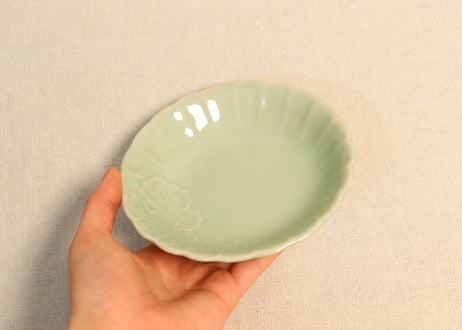 大正～昭和戦前青磁陽刻菊図小皿