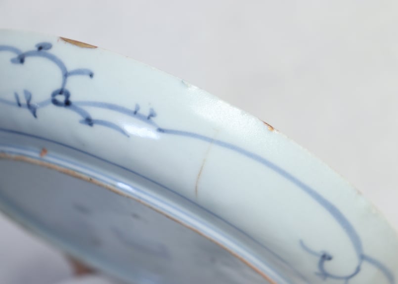 藍九谷　古九谷　染付　亀甲文　陽刻　江戸期　蔵出し　３客 江戸中期染付水車と青海波文6寸皿 ニュウ,金直し | 吉祥寺PukuPuku