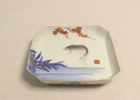 明治前期色絵鯉図角皿②釉切れ,少かたつき