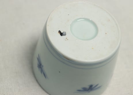 江戸後期染付草花と蝶図猪口①少かたつき