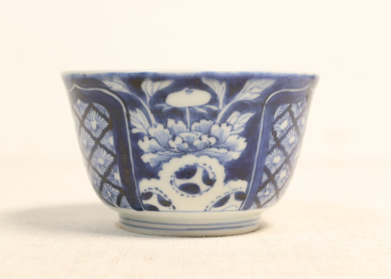 江戸後期染付牡丹と幾何学丸文図向付 | 吉祥寺PukuPuku