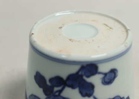 江戸後期染付菊と蝶図猪口①菊三輪