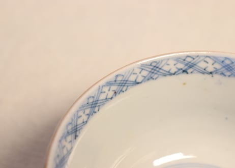 明治前期色絵花鳥に舟図飯茶碗　黒点