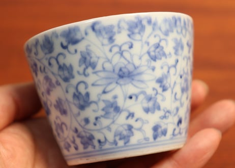 江戸中期染付花唐草図猪口①　ホツ,小ニュウ