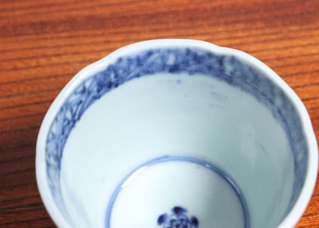 江戸中期染付花唐草文猪口　流れ,トリアシ