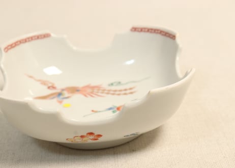 明治後期~大正色絵春蘭と牡丹に鳳凰図角小鉢②　トリ足
