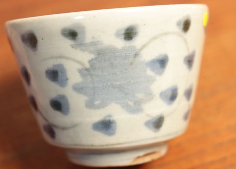 江戸中期コンニャク印判牡丹と唐草文高台付き猪口① ホツ,ニュウ