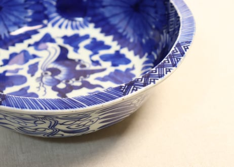 明治前期ベロ染付蝶に菊図8寸鉢