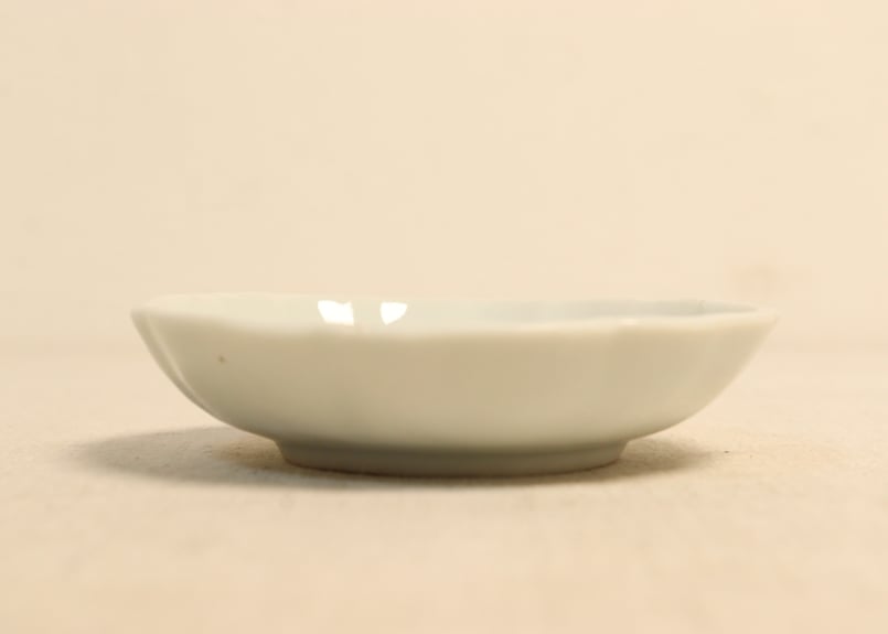 明治前期白磁陽刻松竹梅丸文小皿 | 吉祥寺PukuPuku