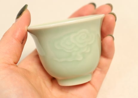 明治前期青磁陽刻雲図煎茶碗