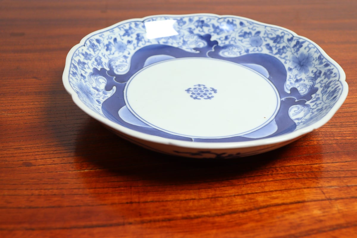 江戸中期藍柿右衛門花唐草と波図7寸皿車輪福銘① ノミホツ | 吉祥寺