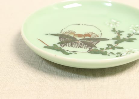 明治前期青磁色釉栗と菊図小皿