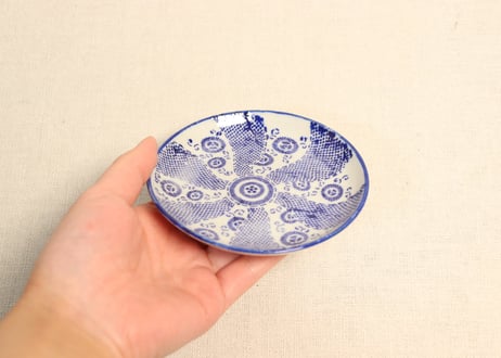 明治前期紙刷捻子文に花散らし図小皿