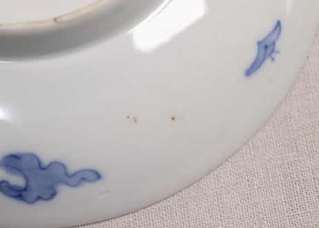 明治前期赤絵金彩万年青と菊に蝶図7寸台皿①