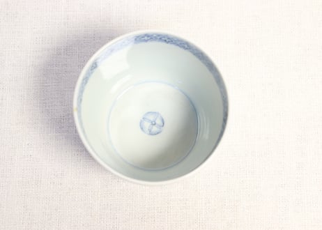 江戸後期染付貝と海藻図猪口　高台ノミホツ