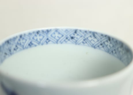 江戸後期染付草花と蝶図猪口②少かたつき,黒点
