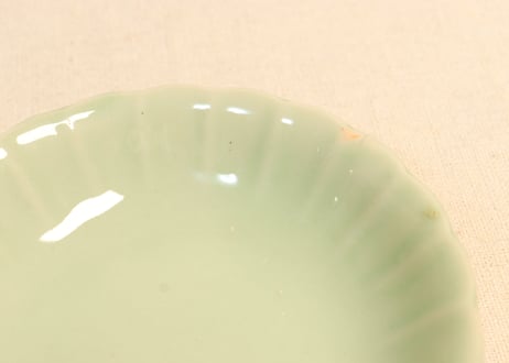 大正～昭和戦前青磁陽刻菊図小皿