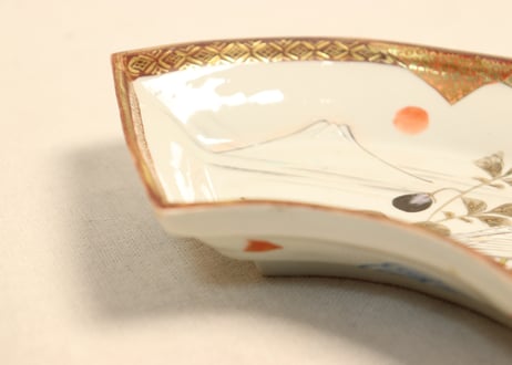 明治前期九谷焼色絵富士に鷹と茄子図扇面型皿