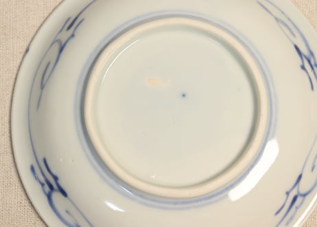明治前期陰刻染付浦島太郎図6寸皿①濃いめ
