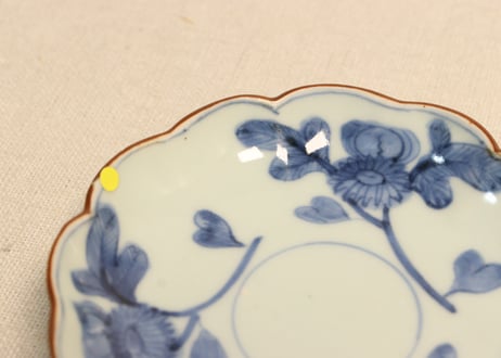 江戸中期染付三方に菊図小皿③　ノミホツ