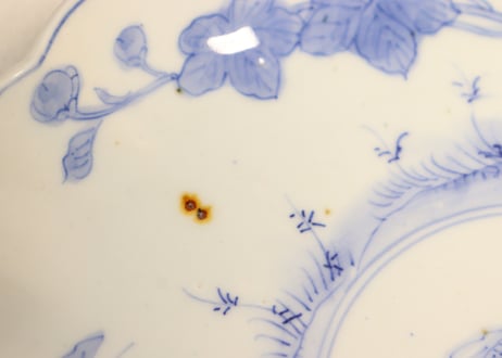 明治前期染付麒麟と花図７寸皿①黒点,高台窯傷