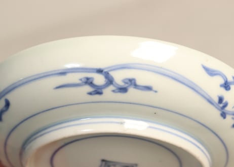 江戸中期染付舟引き人物と蔦花図小皿