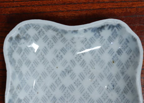 江戸中期紙刷古印判幾何学文糸巻き型小皿④　ノミホツ,窯傷