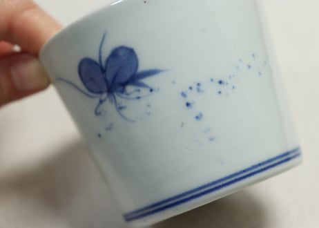 江戸後期染付菊と蝶図猪口①菊三輪
