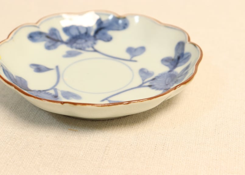 江戸前期 染付 菊流水紋 葉型小皿 江戸前期 染付 菊流水紋 葉型小皿 江戸中期染付三方に