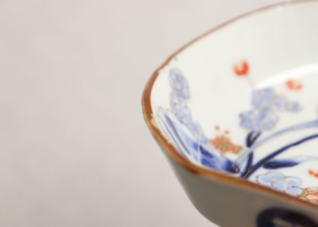 明治前期色絵秋海棠図分銅型縁立ち皿 ノミホツ