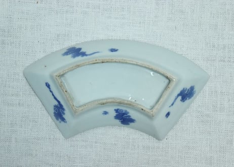 明治前期染付椿図扇面型皿③甘手,窯傷,少かたつき