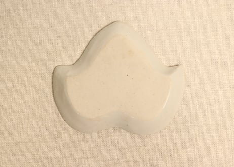 明治前期陽刻染付蔦型小皿