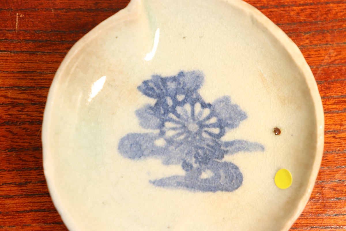 江戸中期コンニャク印判菊水図桃型豆皿② 甘手,小ホツ | 吉祥寺PukuPuku