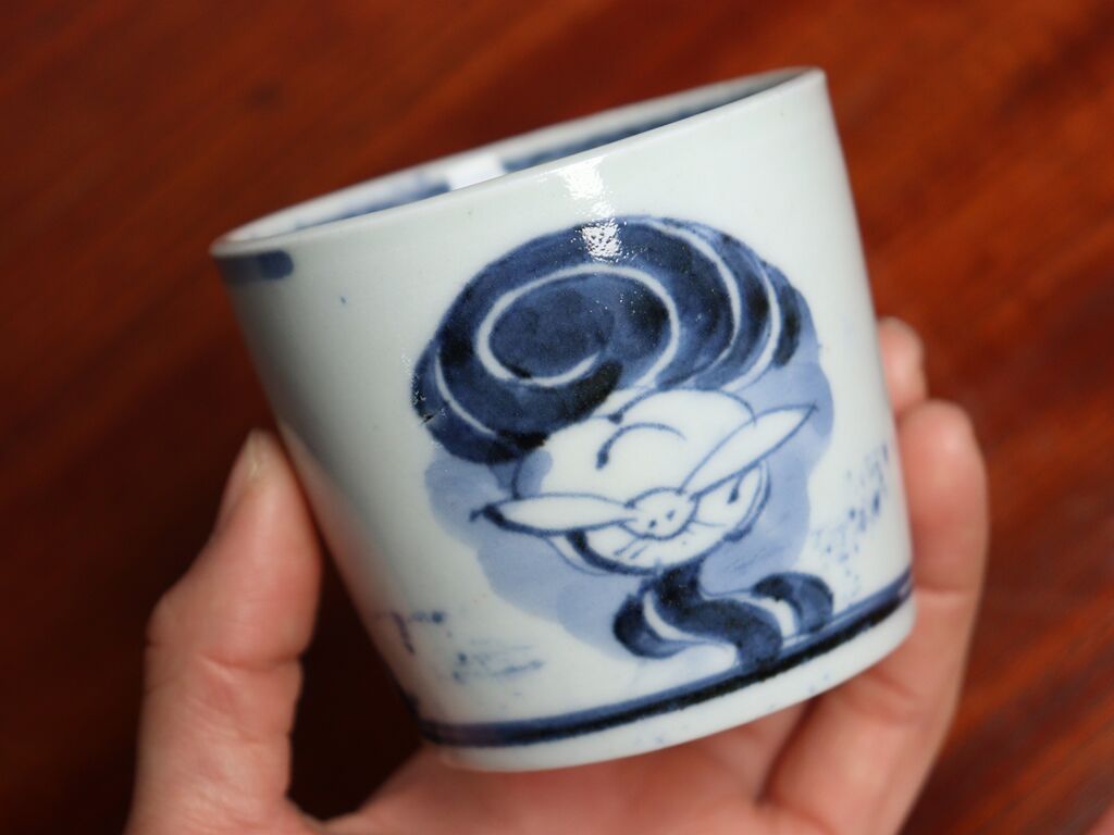 329　古瀬戸染付桃仙人吹き出し図猪口　無傷　江戸中期 329 古瀬戸染付桃仙人吹き出し図猪口 無傷 江戸中期