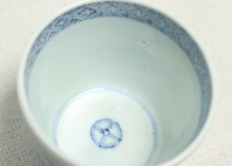 江戸後期染付草花と蝶図猪口①少かたつき