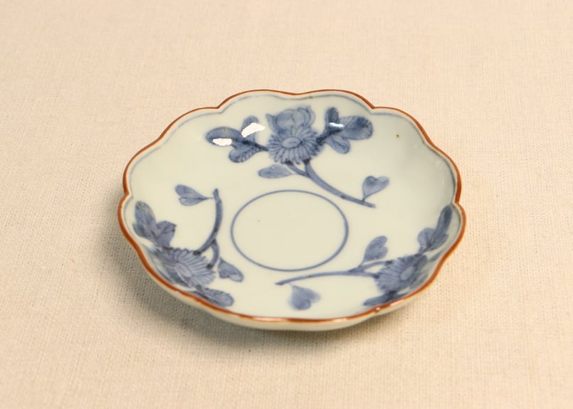 江戸中期染付三方に菊図小皿② かたつき | 吉祥寺PukuPuku