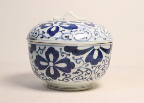江戸幕末染付菱花と唐草図食籠 蓋ホツ,身あたり傷