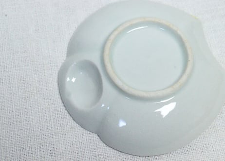 明治前期陽刻染付福良雀型小皿➁　ノミホツ