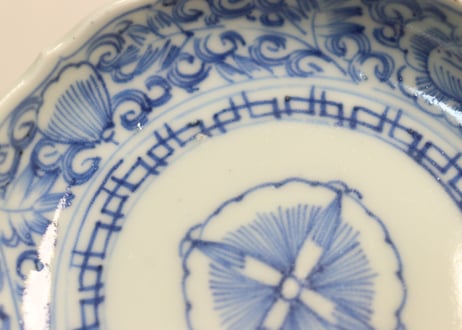 江戸幕末線描き牡丹と唐草図小皿①