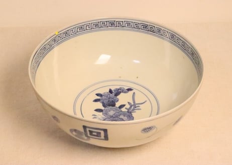 江戸幕末染付牡丹に葵と巴、角文散らし図8寸鉢 ムシクイ,高台ホツ