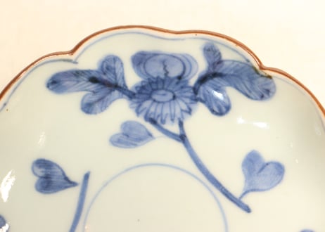 江戸中期染付三方に菊図小皿③　ノミホツ