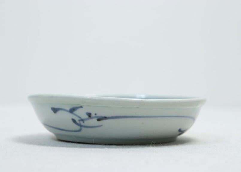 なます皿　染付　山水　家屋　山　松　帆立舟　貫入　江戸　もぐら鼻 江戸幕末染付山水図鍔縁なます皿① 釉切れ | 吉祥寺PukuPuku