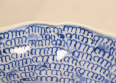 江戸幕末染付微塵唐草図6寸皿④　ノミホツ,少甘手,かたつき