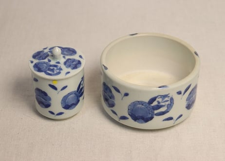 江戸幕末染付蝶と草花図火入れ,灰吹きセット 灰吹き小ホツ,ニュウ