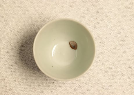 江戸中期染付立草図猪口(小ぶり) 黒点